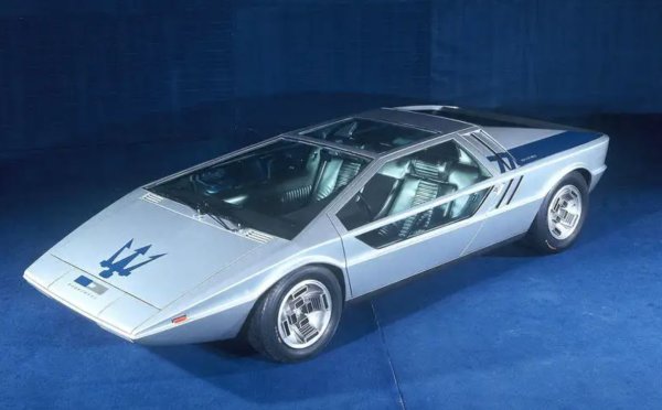 Възприемайки стилистичните теми, заложени от Carabo и Stratos Zero, Boomerang показва, че една клиновидна кола може да бъде опакована за употреба в реалния свят.
Дизайнът на модела води директно до автомобили като Lotus Esprit и DeLorean DMC-12. Концепцията е оборудвана с 4,7-литров V8 двигател, като задвижващият механизъм е заимстван от Maserati Bora.
